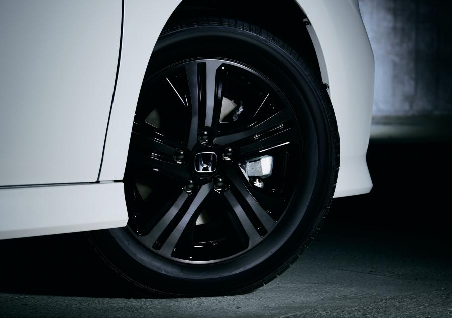 Колеса Honda StepWGN Spada Hybrid Black Label 2018 года  (фото 4 из 4)